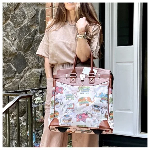 The Perfect Must Have Most Fabulous weekend Travel Rolling Bag - Picture 5 of 9